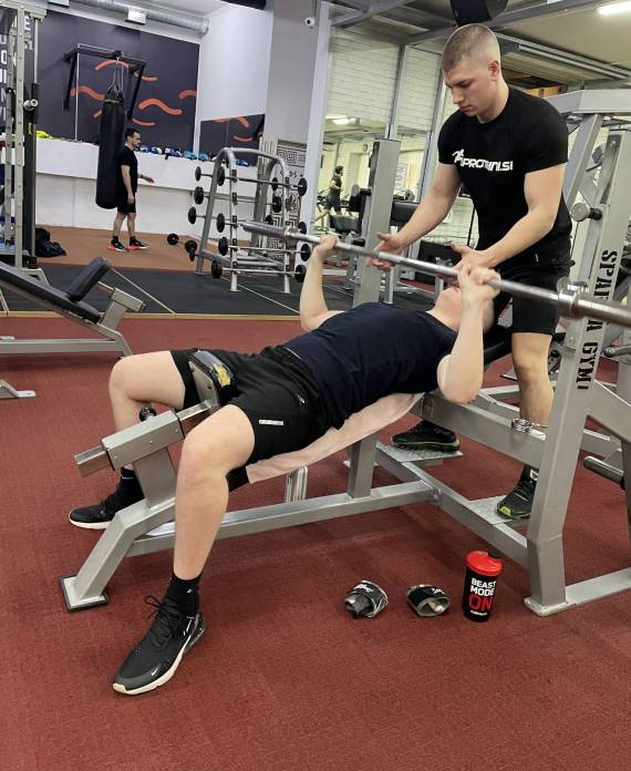 Osobni trener Matija Poljanec tijekom treninga s klijentom